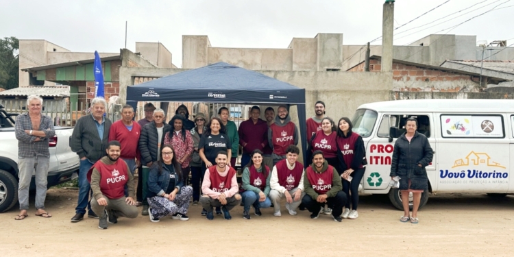 Reunião comunitária em Curitiba com moradores sendo orientados por profissionais em um Fórum Comunitário ao ar livre