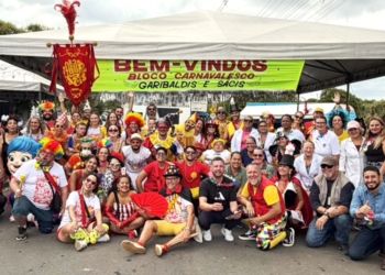 Integrantes do bloco Garibaldis e Sacis fantasiados de circo durante apresentação de pré-carnaval no bairro Tatuquara.