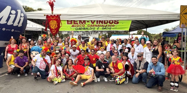 Integrantes do bloco Garibaldis e Sacis fantasiados de circo durante apresentação de pré-carnaval no bairro Tatuquara.