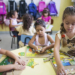 Crianças brincando em uma sala de aula de CMEI em Curitiba, ilustrando o acesso à educação infantil.