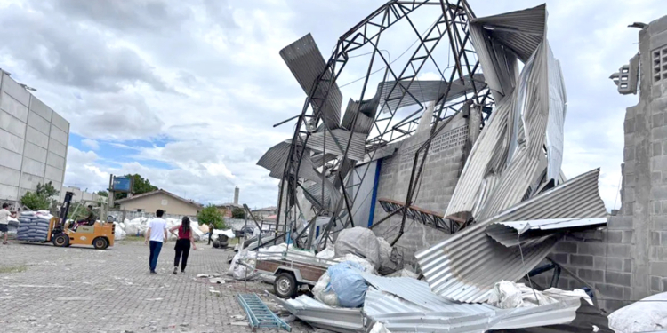Estrutura metálica de galpão retorcida e destruída após vendaval no Paraná, ilustrando a necessidade de prevenção de desastres e a atuação da Defesa Civil.