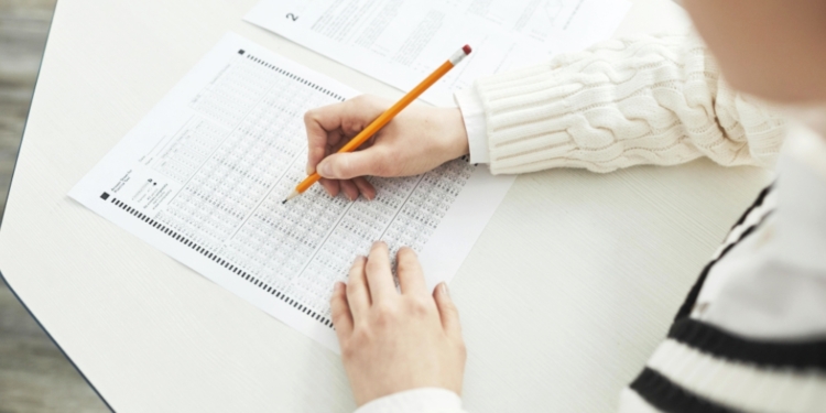 Estudantes realizando prova em sala de aula, representando o novo formato de fase única do Vestibular UFPR 2027.