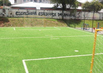 Nova quadra de grama sintética com alambrado no Jardim Itamarati, Curitiba, pronta para uso da comunidade.