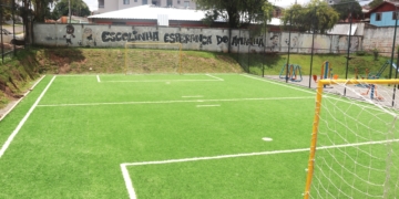 Nova quadra de grama sintética com alambrado no Jardim Itamarati, Curitiba, pronta para uso da comunidade.