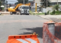 Máquinas e operários realizando escavação para tubulação de macrodrenagem na Rua Tenente Antônio Pupo, no Xaxim.