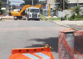 Máquinas e operários realizando escavação para tubulação de macrodrenagem na Rua Tenente Antônio Pupo, no Xaxim.