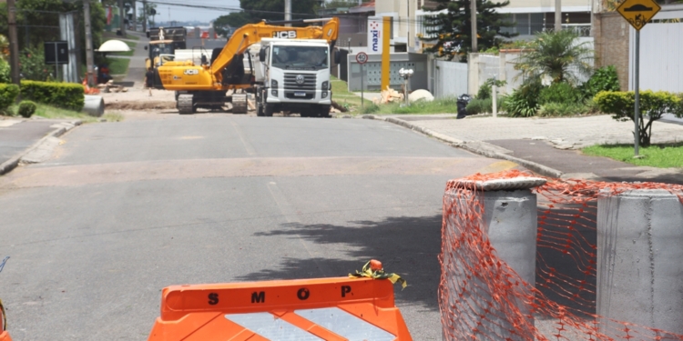 Máquinas e operários realizando escavação para tubulação de macrodrenagem na Rua Tenente Antônio Pupo, no Xaxim.