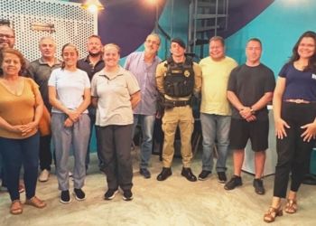 Membros da nova diretoria do CONSEG Pinheirinho reunidos no Copa Open Mall durante a cerimônia de eleição.