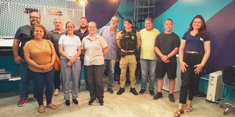 Membros da nova diretoria do CONSEG Pinheirinho reunidos no Copa Open Mall durante a cerimônia de eleição.