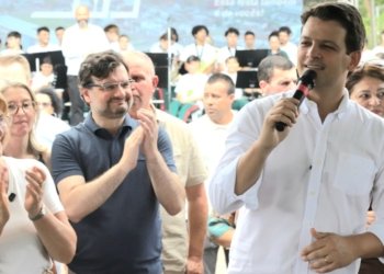 Prefeito Eduardo Pimentel em Festa no Tatuquara que celebra os 333 anos de Curitiba com serviços e atrações para a comunidade