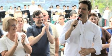 Prefeito Eduardo Pimentel em Festa no Tatuquara que celebra os 333 anos de Curitiba com serviços e atrações para a comunidade