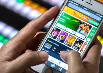 Pessoa utilizando celular com aplicativos de apostas, representando o risco de vício