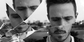 Pessoa com sua imagem quebrada