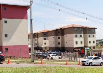 Famílias recebem apartamentos no Residencial Theo Aterino no Tatuquara em Curitiba