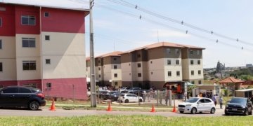 Famílias recebem apartamentos no Residencial Theo Aterino no Tatuquara em Curitiba