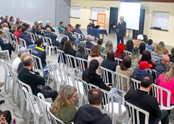 Participação popular nas reuniões do Fala Curitiba 2026 para definição de prioridades de obras e melhorias nos bairros de Curitiba.