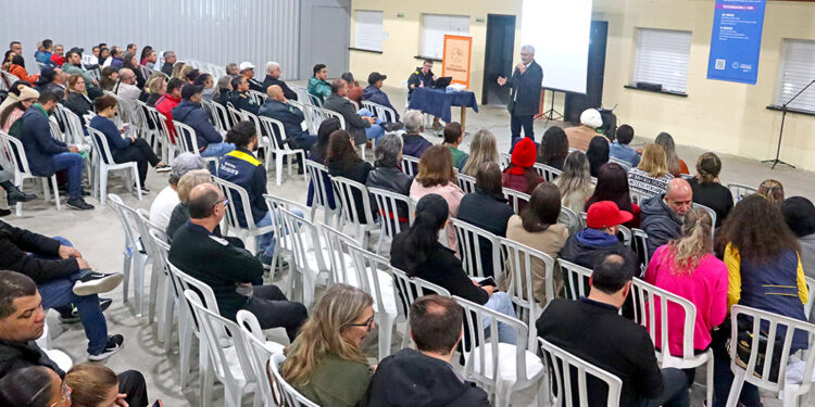 Participação popular nas reuniões do Fala Curitiba 2026 para definição de prioridades de obras e melhorias nos bairros de Curitiba.