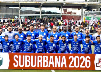 Jogadores do Urano comemoram o título da Suburbana 2026 após decisão contra o Trieste.