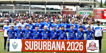 Jogadores do Urano comemoram o título da Suburbana 2026 após decisão contra o Trieste.