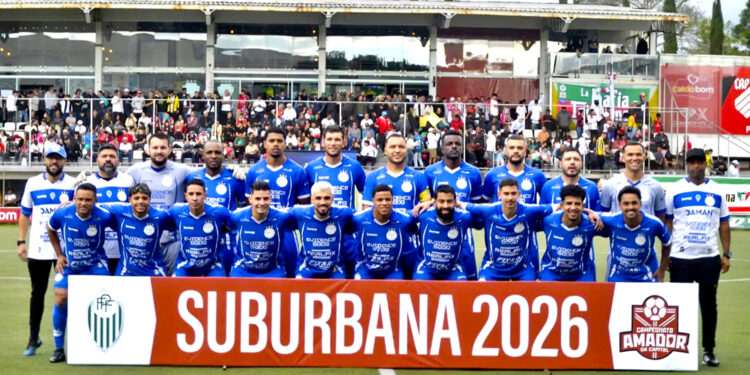 Jogadores do Urano comemoram o título da Suburbana 2026 após decisão contra o Trieste.
