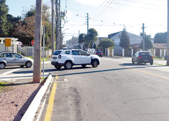 Lombada instalada no cruzamento das ruas Antonio Rebellato e Inocente Rebellato, no bairro Xaxim, em Curitiba.