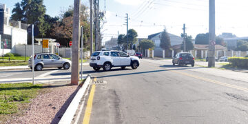 Lombada instalada no cruzamento das ruas Antonio Rebellato e Inocente Rebellato, no bairro Xaxim, em Curitiba.