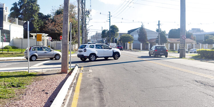 Lombada instalada no cruzamento das ruas Antonio Rebellato e Inocente Rebellato, no bairro Xaxim, em Curitiba.