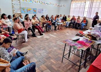 Participantes do projeto Café para Mulheres durante encontro realizado na Escola Municipal Margarida Orso Dalagassa, no Tatuquara.