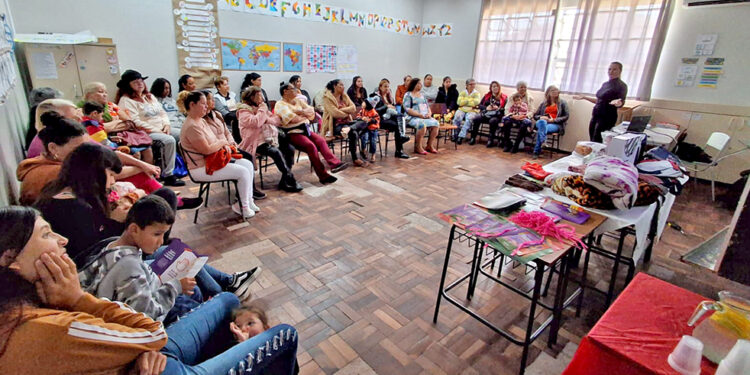 Participantes do projeto Café para Mulheres durante encontro realizado na Escola Municipal Margarida Orso Dalagassa, no Tatuquara.