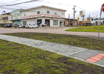 Calçada implantada no cruzamento das ruas Emanoel Ernesto Bertoldi e Lydia Girardi Bertoldi, no bairro Campo de Santana.