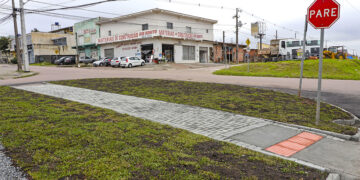Calçada implantada no cruzamento das ruas Emanoel Ernesto Bertoldi e Lydia Girardi Bertoldi, no bairro Campo de Santana.