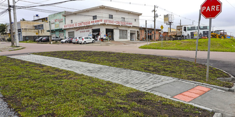 Calçada implantada no cruzamento das ruas Emanoel Ernesto Bertoldi e Lydia Girardi Bertoldi, no bairro Campo de Santana.