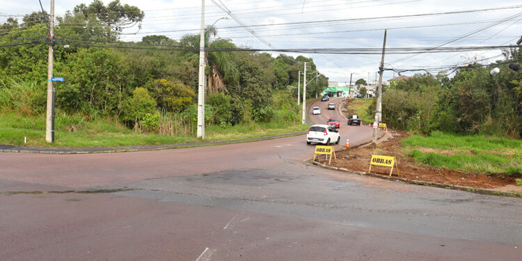 Obras de implantação de rotatória no cruzamento da Avenida Santa Rita de Cássia dos Impossíveis com a Rua Engenheiro João Kloss, no bairro Tatuquara.