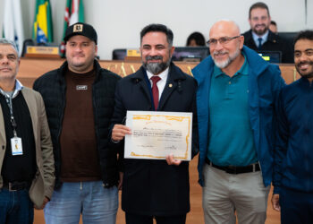 Representantes e atletas do Clube Esportivo Urano recebendo a homenagem de Votos de Congratulações na Câmara Municipal de Curitiba.