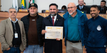 Representantes e atletas do Clube Esportivo Urano recebendo a homenagem de Votos de Congratulações na Câmara Municipal de Curitiba.
