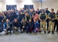 Reunião de moradores, comerciantes e representantes da Polícia Militar discutindo segurança pública na região do Xaxim.