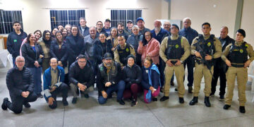 Reunião de moradores, comerciantes e representantes da Polícia Militar discutindo segurança pública na região do Xaxim.