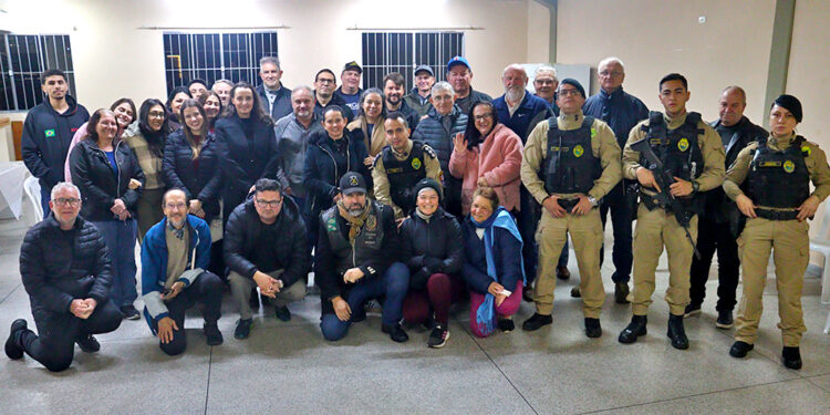 Reunião de moradores, comerciantes e representantes da Polícia Militar discutindo segurança pública na região do Xaxim.