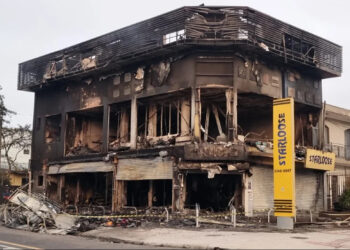 Fachada destruída após incêndio em loja comercial tradicional no bairro Xaxim.