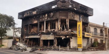 Fachada destruída após incêndio em loja comercial tradicional no bairro Xaxim.