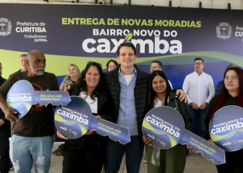 Prefeito Eduardo Pimentel entrega novas casas para moradores do projeto Bairro Novo do Caximba Foto: Valquir Kiu Aureliano/SECOM