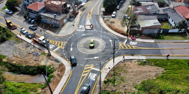 Nova rotatória no Tatuquara no cruzamento da Avenida Santa Rita de Cássia dos Impossíveis com a Rua Engenheiro João Kloss