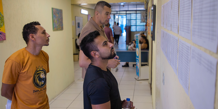 Prefeitura de Curitiba anuncia concurso público com 348 vagas para cargos de nível médio e superior.