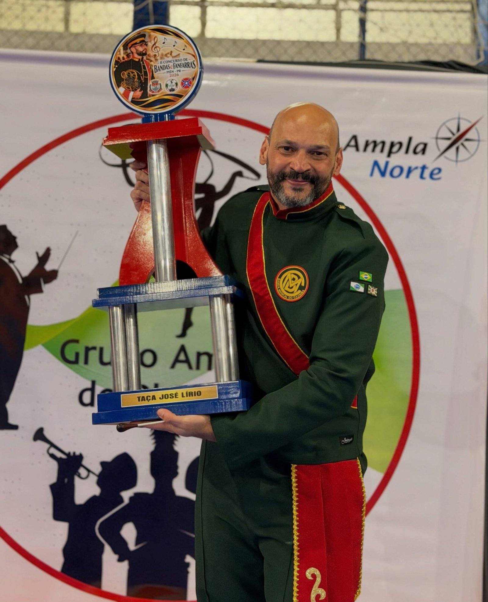 Maestro Vitor Rodrigues segura a Taça José Lírio no Concurso de Bandas e Fanfarras de Piên.