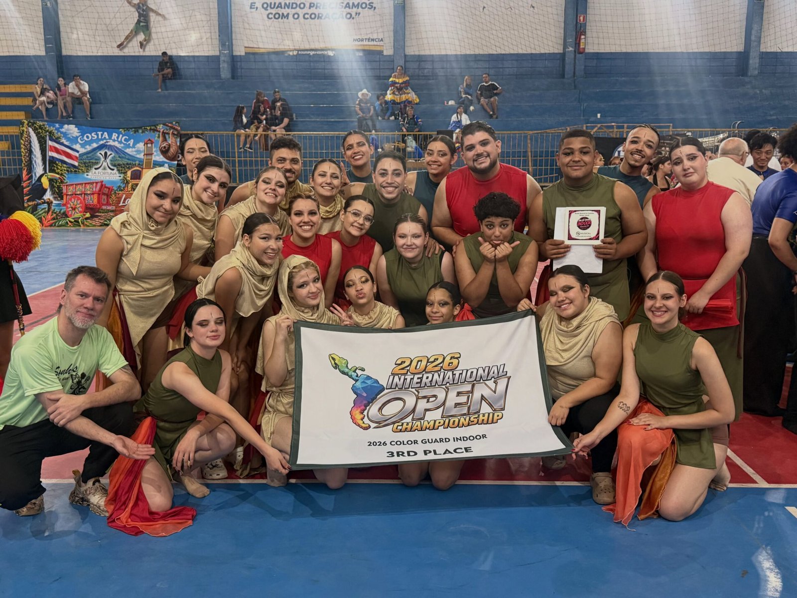 Integrantes do grupo Color Guard reunidos com a faixa de terceiro lugar no International Open Championship 2026.