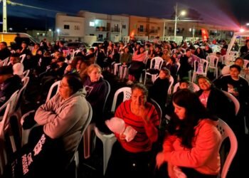 Público reunido para sessão do Cine Passeia no Bairro Novo da Caximba.