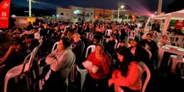 Público reunido para sessão do Cine Passeia no Bairro Novo da Caximba.