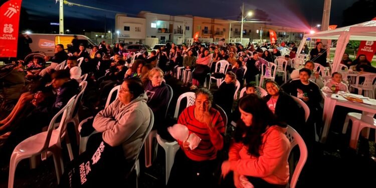 Público reunido para sessão do Cine Passeia no Bairro Novo da Caximba.