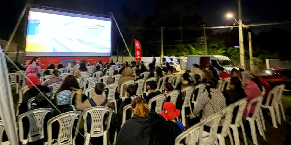 Público assiste à projeção ao ar livre do Cine Passeia no Bairro Novo da Caximba.