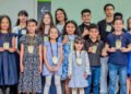 Participantes do recital da Escola de Música Partituras posam com medalhas no Tatuquara.